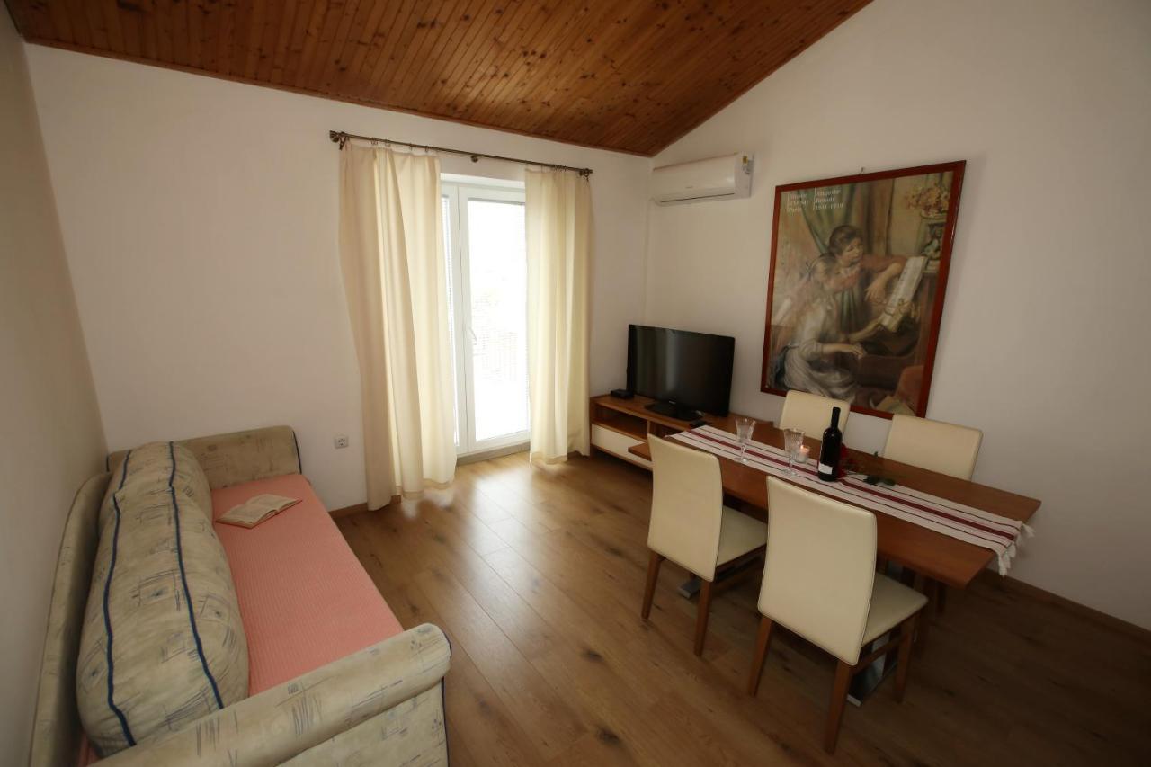 Apartments Noemi Malinska Buitenkant foto